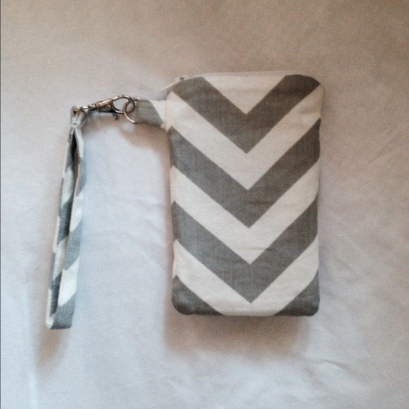Grey and white chevron wristlet - Picture 2 of 4
