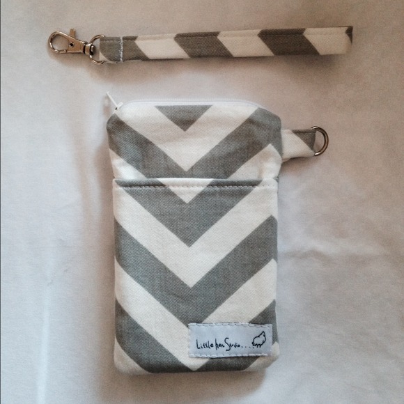 Grey and white chevron wristlet - Picture 3 of 4