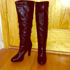 Steve Madden black heeled boot!