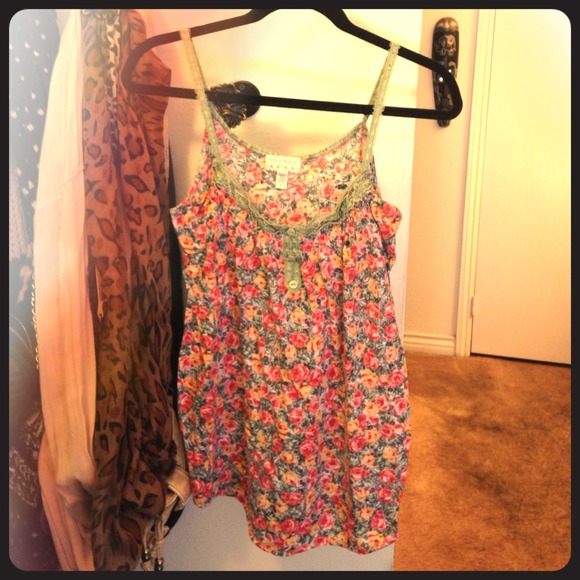 Floral top - Picture 1 of 1