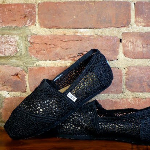 TOMS black crochet size 8 .