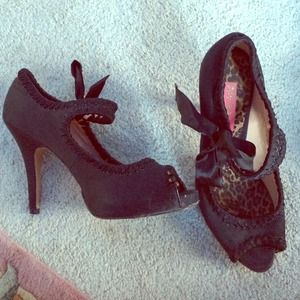 Betsey Johnson black Mary Jane ribbon bow heels