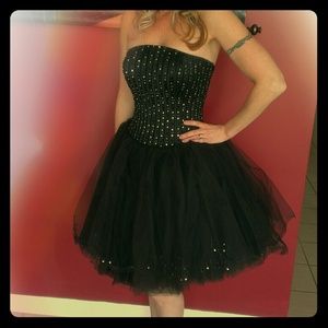 Amazing little black dress! Size 6 worn only once