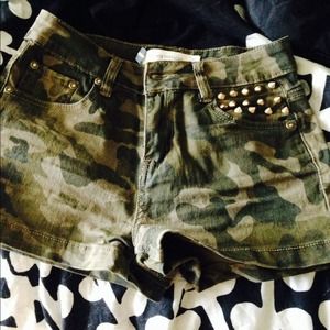 Camo studed high wasted shorts