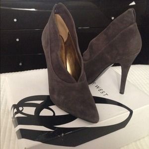 SOLD!!!Nine West shooties dark grey