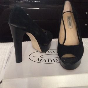 SOLD!!! Steve Madden Rossi black sued size 8