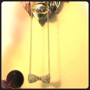 Bow necklace