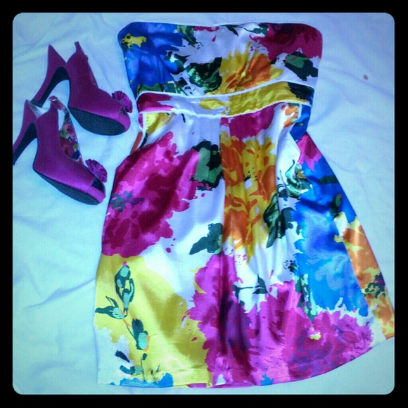 BEAUTIFUL Spring floral Rampage short satin dress!