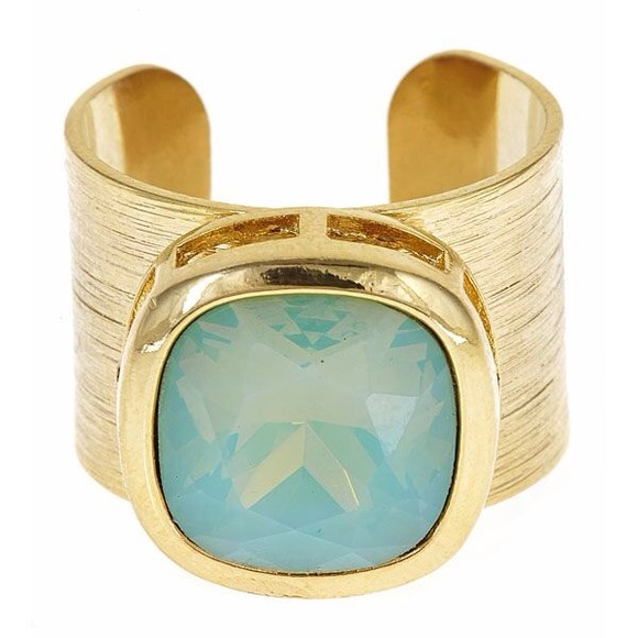 Jewelry - Aqua stone and gold ring.