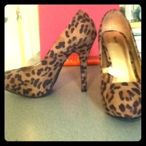 High heels: leopard hidden platform pump