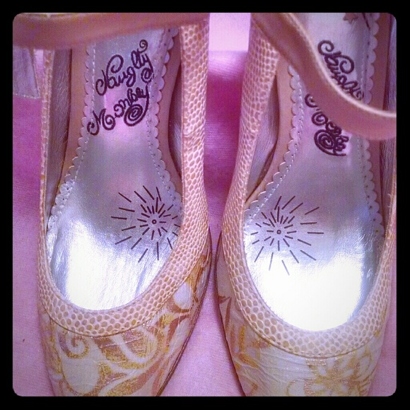 Around 3 inch maybe a little close to 4 heels!!