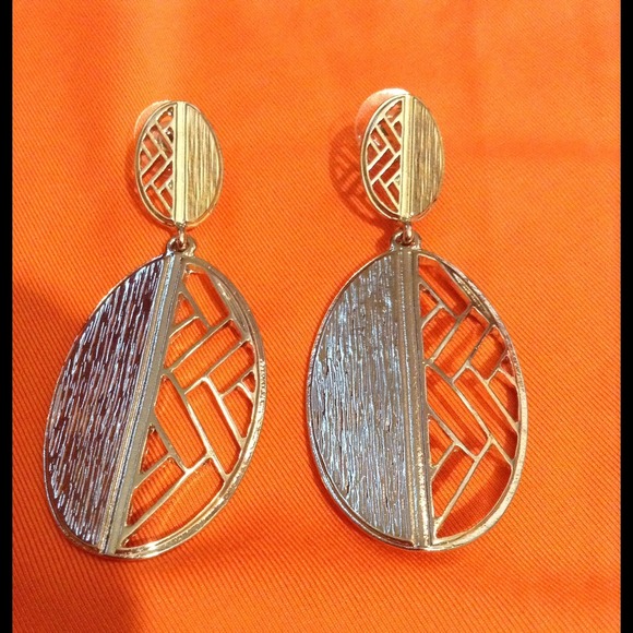 Gorgeous silver tone earrings!