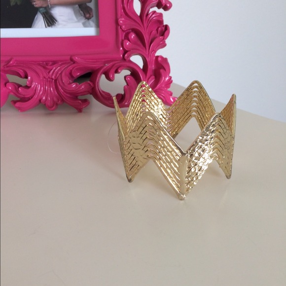 New Zig Zag gold fashion bracelet.