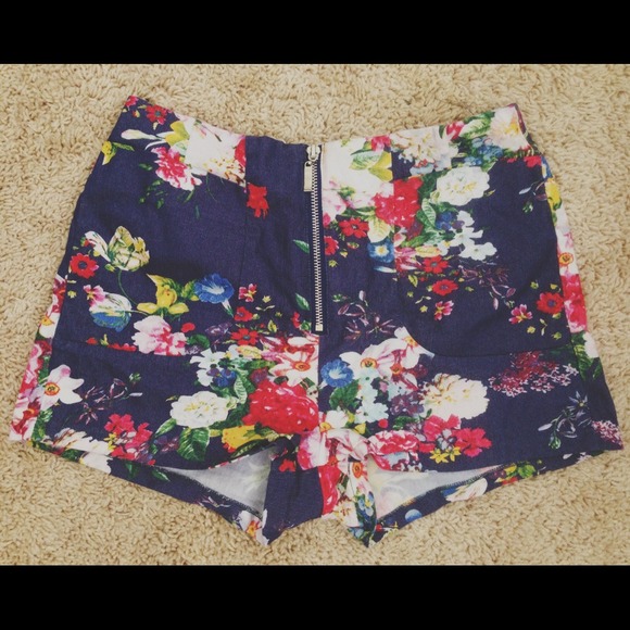 BUNDLED❗️🔸HP🔸Chambray floral high-waisted shorts