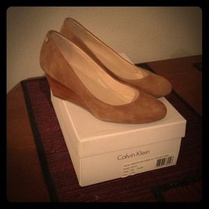 CALVIN KLEIN TAUPE SUEDE SAXTON STACKED WEDGE