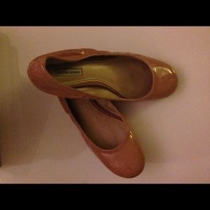 Vera Wang nude ballet flats, size 5