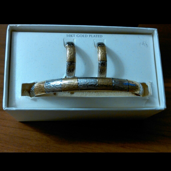 NWOT 10kt Gold & Slvr Plated Bangle & Earrings set