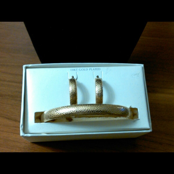NWOT 10 kt Gold Plated Bangle & Earrings Set