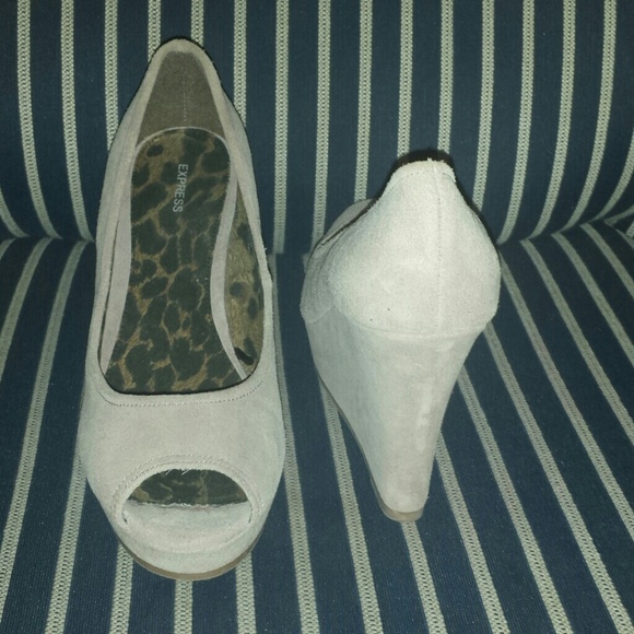 EXPRESS Suede Peep Toe Platform Wedges Size 9 - Picture 3 of 4