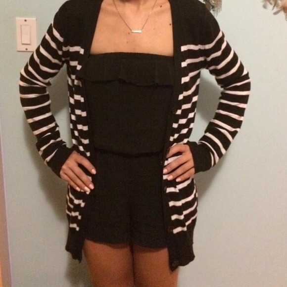 ❌SOLD❌ Long black & white stripped cardigan