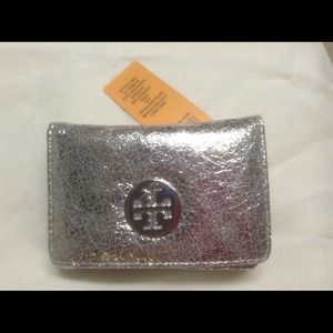 ♦️SOLD♦️TORY BURCH MIRRORED CRINKLE FOLD CARD CASE