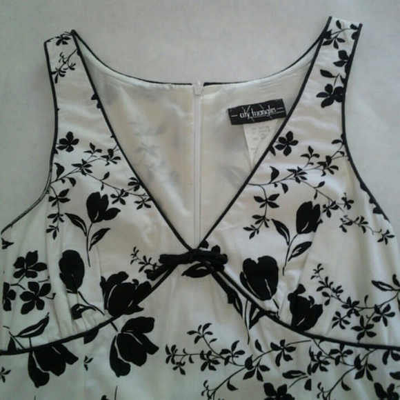 SOLD🎉Host Pick🎉🎉 Black & white floral sundress - Picture 2 of 3