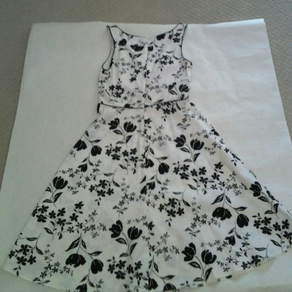 SOLD🎉Host Pick🎉🎉 Black & white floral sundress - Picture 3 of 3