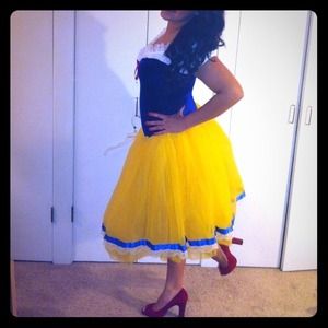 Snow white Halloween costume