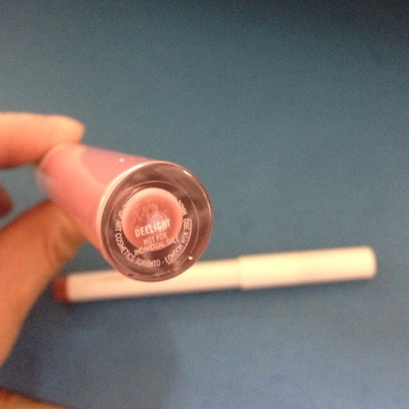 Limited Edition MAC bundle - Picture 2 of 4