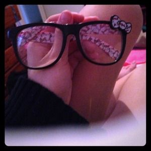 Hello kitty need oversized glasses