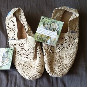 Cream crochet toms and green crochet toms