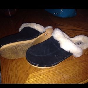 Black Ugg clogs
