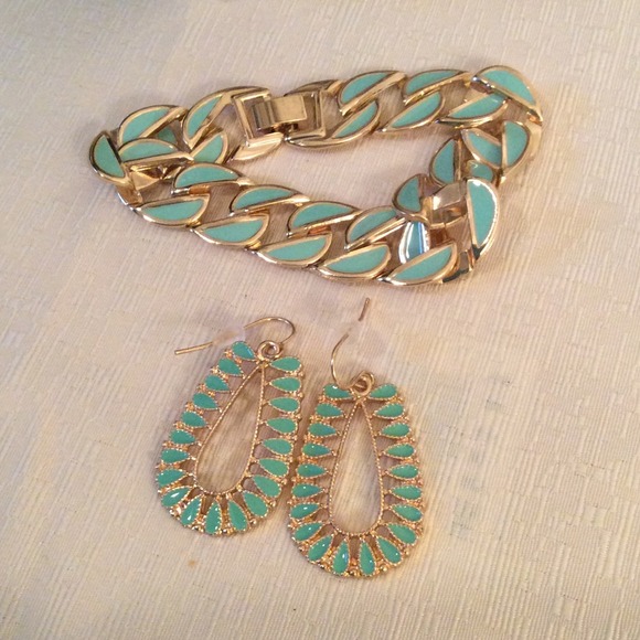 Beautiful teal tennis bracelet