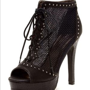 🔴SOLD🔴Gorgeous pep toe black pumps