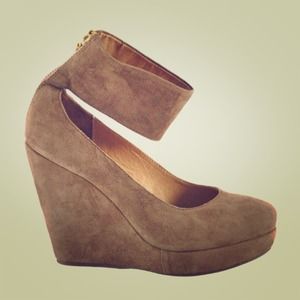 🔴SOLD🔴Ankle wrap beige suede wedge