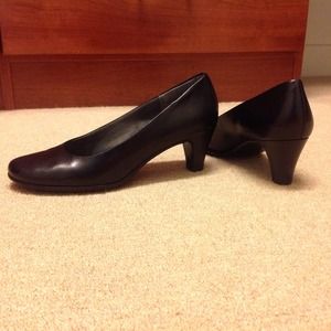 Black pumps