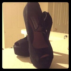 Steve Madden black suede peep toe sandal