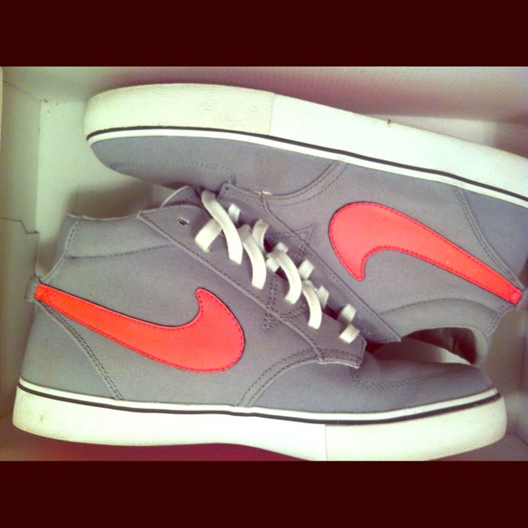 SOLD! 💜 Nike Braata Mid Sneakers 💜
