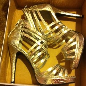 Size 7.5 silver snake print heels