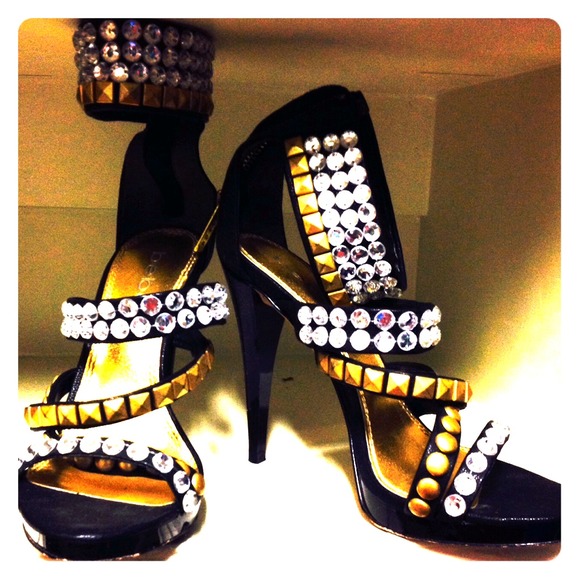 bebe sexy stiletto!
