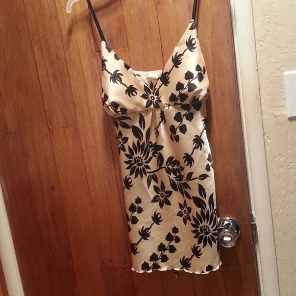 Sold in bundle Ivory and black spaghetti strap top - Picture 1 of 3