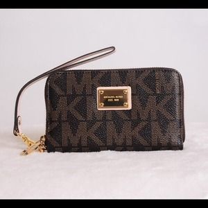 Michael kors wristlet