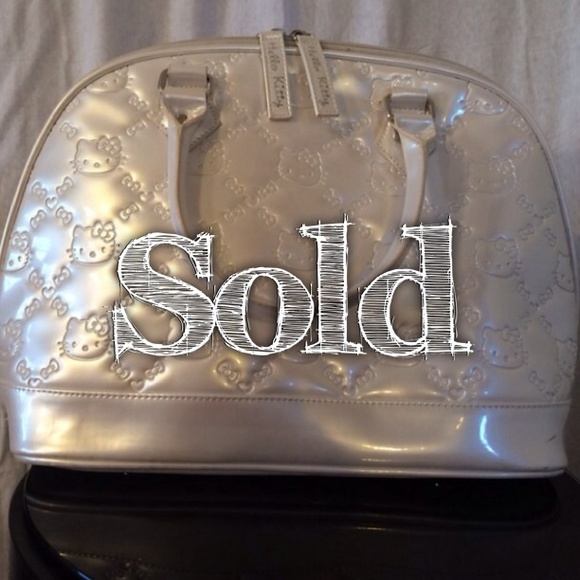 Hello Kitty Handbags - ♻️ White Pearl Hello Kitty Alma Bag
