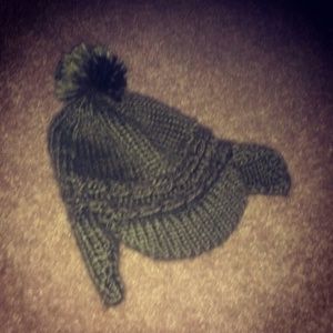 Wooly hat with bill and fluff bobble (urban look)