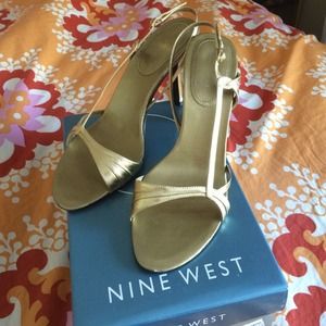 Gold leather Nine West heeled dress shoe