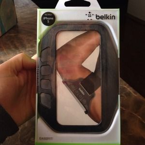 Brand New Belkin Easefit Arm band for Iphone5