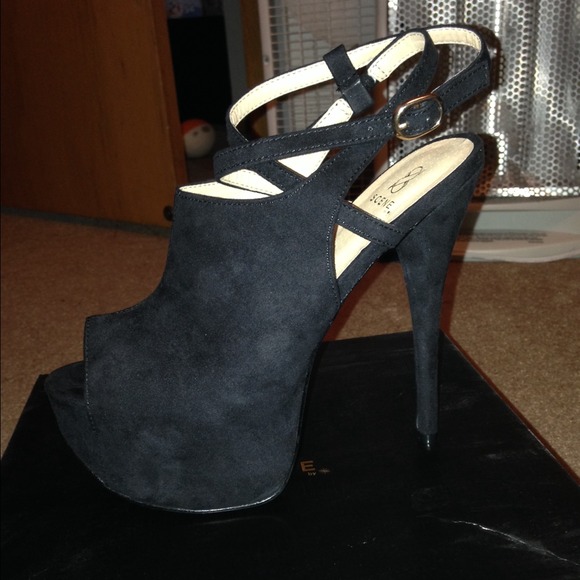 Black open toe platform pumps