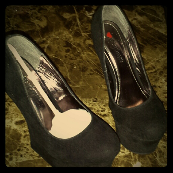 Heel less pumps