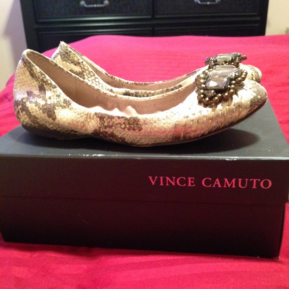 🎊🎉HOST PICK!!🎉🎊Vince Camuto flats