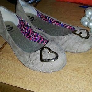 Guess flats